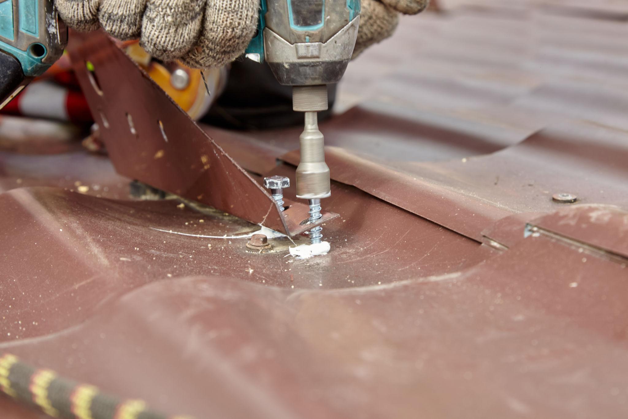 Fastener replacement campaign on an exposed-fastener metal roof in Comfort