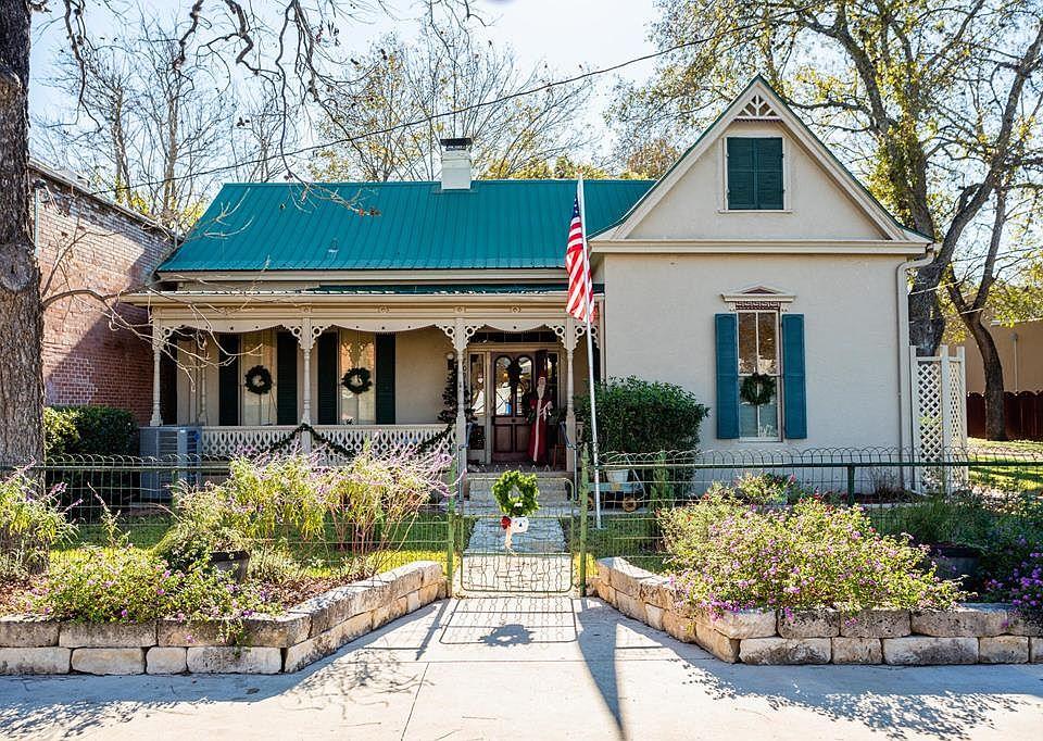 V-crimp metal restoration on a historic building, Comfort